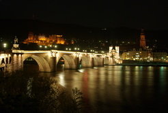 Blick auf die Alte Brücke, die Heidelberger Altstadt und das Schloß bei Nacht.