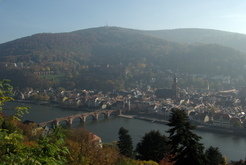 Die Heidelberger Altstadt mit Alter Brücke und Schloss vom Philosophenweg aus. Im Hintergrund der Gipfel des Königstuhl.