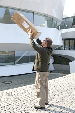 Abbildung 3: Vom anderen Ende, dem Loch gegenüber, kann die Sonnenscheibe dann auf einem (matten) Projektionsschirm beobachtet werden.