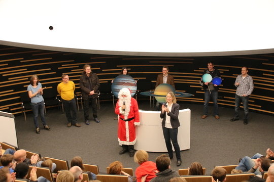 Der Weihnachtsmann hat mit Hilfe der Kinder einen neuen Wohnort gefunden,