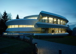Das Haus der Astronomie beherbergt neben einer kleinen Ausstellung im Eingangsbereich auch zwei Seminarräume und das Auditorium mit 100 Sitzplätzen, sowie die Büros der Mitarbeiter und die Redaktion der Zeitschrift Sterne und Weltraum.