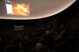 Am Vormittag des 5. Oktober konnte man die Beobachtungen am VLT über einen Livestream verfolgen, hier im Rahmen der Festveranstaltung am Haus der Astronomie.