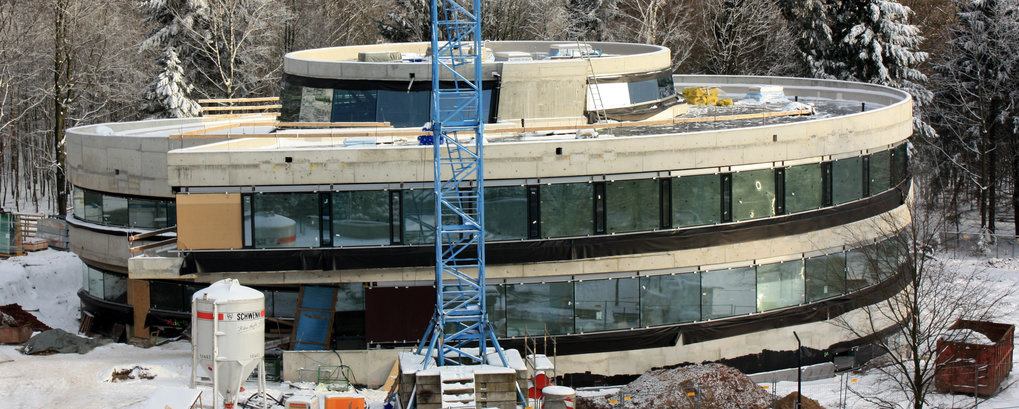HdA-Gebäude während des Baus, im Schnee - der Betonrohbau mit eingebauten Fenstern ist gut sichtbar.