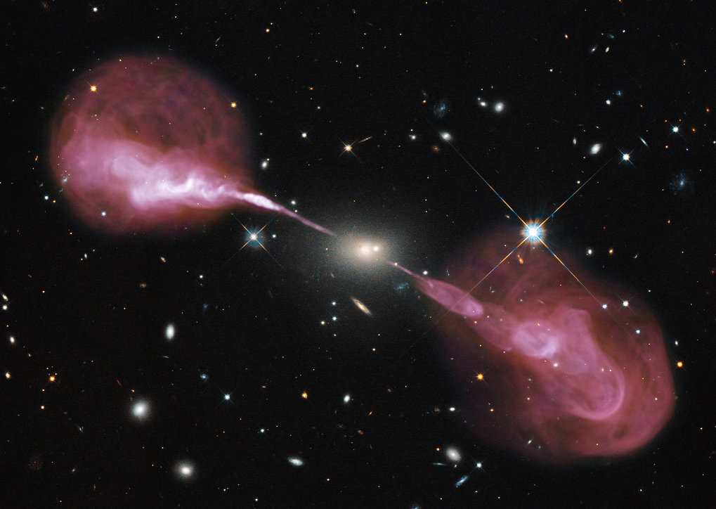 Im Zentrum der Radiogalaxie Herkules A sitzt ein Schwarzes Loch