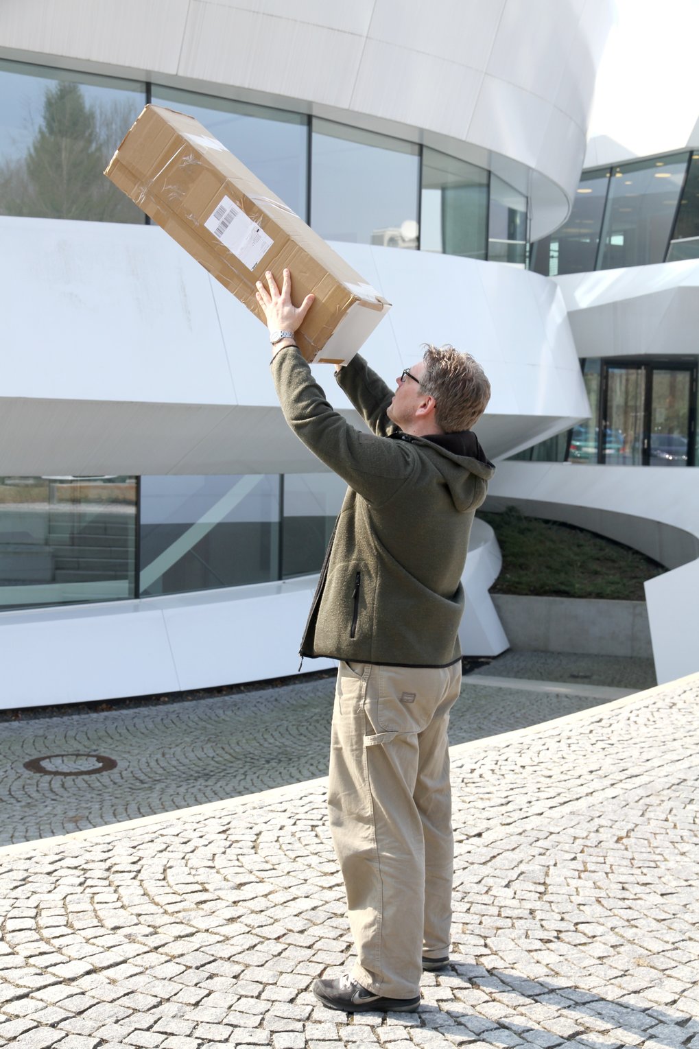 Abbildung 3: Vom anderen Ende, dem Loch gegenüber, kann die Sonnenscheibe dann auf einem (matten) Projektionsschirm beobachtet werden.