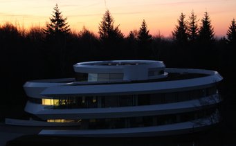 Das Haus der Astronomie in der Dämmerung