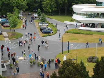 Besucher beim Tag der Offenen Tür auf dem MPIA-Campus am 21. Juni 2015 Besucher beim Tag der Offenen Tür auf dem MPIA-Campus am 21. Juni 2015