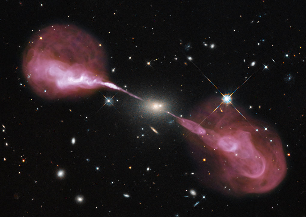 Hoher Energieausstoß, angetrieben durch ein zentrales Schwarzes Loch: Radiogalaxie Herkules A mit Jets.
