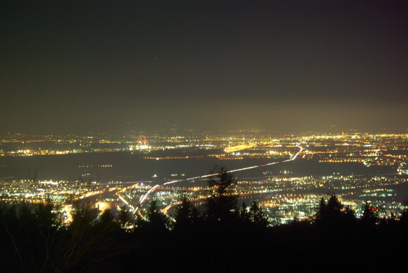 Schaurig schön: Die Lichter von Heidelberg, Mannheim und Ludwigshafen bei Nacht, so wie man sie vom Dach des Max-Planck-Instituts für Astronomie sehen kann.