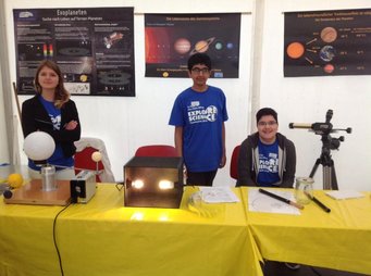 Schüler der Konrad-Duden-Realschule Mannheim erklären die Suche nach Exoplaneten und die Bedingungen für Leben im Weltall. Schüler der Konrad-Duden-Realschule Mannheim erklären die Suche nach Exoplaneten und die Bedingungen für Leben im Weltall.