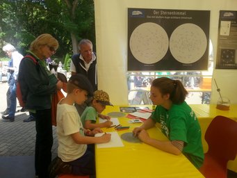 Das Malen von Sternbildern ist bei Kindern besonders beliebt. Das Malen von Sternbildern ist bei Kindern besonders beliebt.