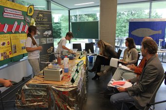 Schüler erklären ihre Ideen der Jury. Schüler erklären ihre Ideen der Jury.