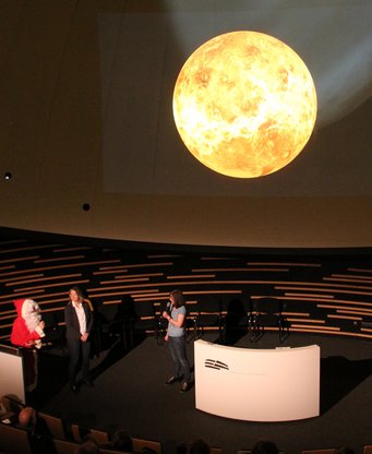 Auf der Venus ist es so heiß, dass die Schokolade schmilzt. Und es regnet Schwefelsäure. Auf der Venus ist es so heiß, dass die Schokolade schmilzt. Und es regnet Schwefelsäure.