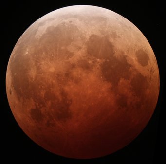 Blick auf den Mond während einer totalen Monfinsternis. Die Erde blockiert das Sonnenlicht nicht völlig. Ein kleiner Teil wird wie während eines Sonnenuntergangs durch die Erdatmosphäre auf den Mond gelenkt. Dieses Licht lässt den Mond rötlich erscheinen. Dieses Phänomen nennt man auch Blutmond. Blick auf den Mond während einer totalen Monfinsternis. Die Erde blockiert das Sonnenlicht nicht völlig. Ein kleiner Teil wird wie während eines Sonnenuntergangs durch die Erdatmosphäre auf den Mond gelenkt. Dieses Licht lässt den Mond rötlich erscheinen. Dieses Phänomen nennt man auch Blutmond.