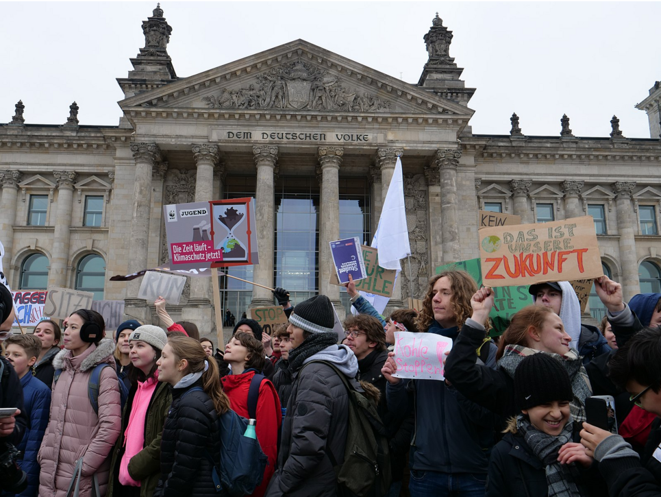 FridaysForFuture-Demonstration von Schülerinnen und Schülern vor dem Reichstagsgebäude in Berlin im Dezember 2018