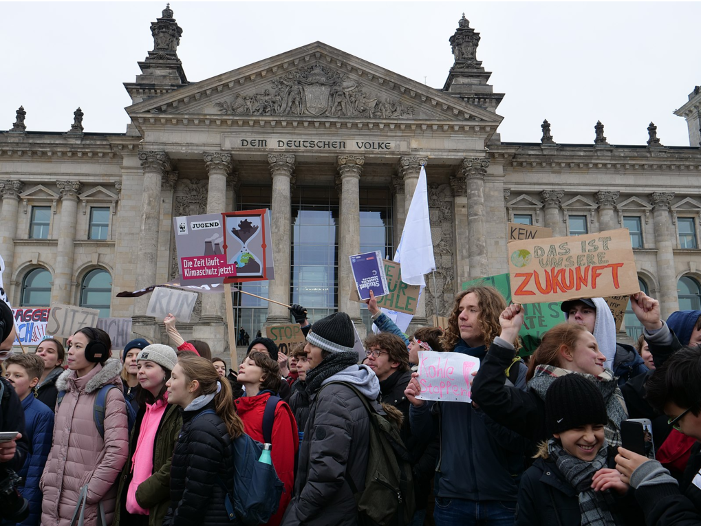 FridaysForFuture-Demonstration von Schülerinnen und Schülern vor dem Reichstagsgebäude in Berlin im Dezember 2018