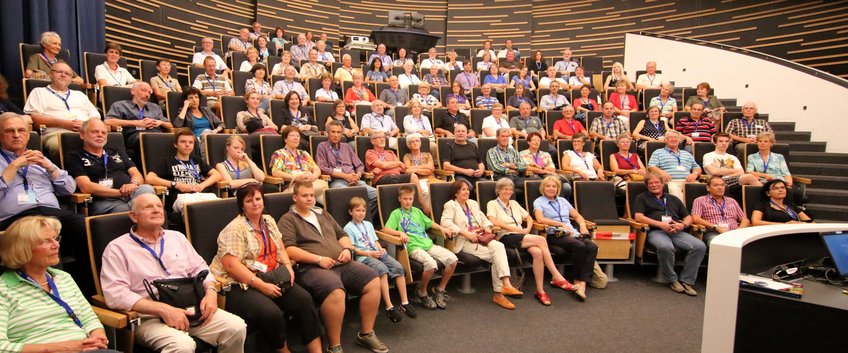 Aktuelle Veranstaltungen Besucherinnen und Besucher warten auf den Beginn der Veranstaltung im Auditorium des HdA