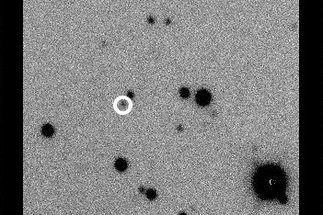 Dreiteilige invertierte Schwarzweiß-Sequenz der Bewegung eines Asteroiden vor dem Sternhimmel