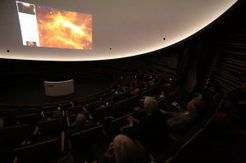 Am Vormittag des 5. Oktober konnte man die Beobachtungen am VLT über einen Livestream verfolgen, hier im Rahmen der Festveranstaltung am Haus der Astronomie.