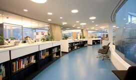 Innenansicht des HdA-Gebäudes: Blick in die Teamzone im Büroflügel des Hauses der Astronomie. Vorne der Tresen mit der Handbibliothek. Bild: HdA/M. Pössel