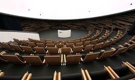 Innenansicht des HdA-Gebäudes: Blick von den Zuschauerrängen des Klaus Tschira-Auditoriums (zentraler Hörsaal im HdA mit digitaler Planetariums-Projektionsanlage, 100 Sitzplätze) zum Rednerpult. Bild: HdA/M. Pössel