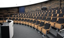 Innenansicht des HdA-Gebäudes: Blick ins Klaus Tschira-Auditorium (zentraler Hörsaal im HdA mit digitaler Planetariums-Projektionsanlage; 100 Sitzplätze). Bild: HdA/M. Pössel