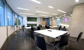 Innenansicht des HdA-Gebäudes: Blick in einen der Workshopräume des Hauses der Astronomie. Diese Räume werden vielfältig genutzt: Wo an einem Tag noch Kindergartenkinder Planeten aus Pappe ausschneiden treffen sich am Tag darauf vielleicht Wissenschaftler, die einen Detektor für ein neues Weltraumteleskop planen. Bild: HdA/M. Pössel