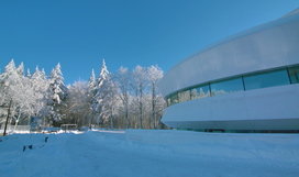 Winterimpressionen: Blick von Westen auf das HdA-Gebäude und den dahinterliegenden Wald auf dem Königstuhl in Heidelberg im Dezember 2012. Bild: HdA/M. Pössel
