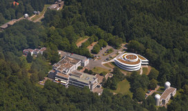 Luftaufnahme Max-Planck-Institut für Astronomie (MPIA), Haus der Astronomie (HdA) und Landessternwarte (LSW) auf dem Heidelberger Königstuhl. Rechts unten die Kuppeln des Elsässer-Labors (MPIA), darüber das galaxienförmige HdA-Gebäude, links davon das MPIA-Hauptgebäude und ganz oben links die Kuppeln der Landessternwarte. Bild: Sebastian Egner