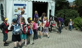 HdA-Mitarbeiterin Dr. Carolin Liefke zeigt Grundschulkindern an einem Teleskop mit Projektionseinrichtung ein Livebild der Sonne. Das Teleskop steht vor dem HdA-Stand auf der Explore Science 2010 – naturwissenschaftliche Erlebnistage der Klaus Tschira Stiftung im Luisenpark in Mannheim. Bild: HdA/M. Pössel