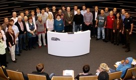 Partnerschulen in ganz Deutschland arbeiten eng mit dem Haus der Astronomie zusammen, etwa bei der Entwicklung und Nutzung von Astronomiekoffern mit Mitmachexperimenten für die Schule oder im Rahmen des Asteroiden-Suchprogramms. Hier: Begrüßung der neuen Partnerlehrer am 25. Oktober 2010 im Klaus Tschira-Auditorium (zentraler Hörsaal) des HdA.