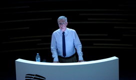 Im zentralen Hörsaal des Hauses der Astronomie, dem Klaus Tschira-Auditorium (100 Sitzplätze, digitale Planetariums-Projektionsanlage), finden auch Veranstaltungen für Wissenschaftler statt. Hier: Prof. Tim de Zeeuw, Direktor der Europäischen Südsternwarte (ESO), berichtet seinen Zuhörern am 16.4.2013 über die Geschichte und die Zukunftspläne der ESO. Bild: HdA/M. Pössel