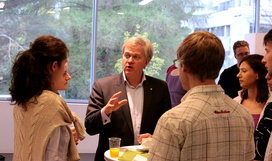 Das Haus der Astronomie ist ein Ort des Wissenschaftsaustauschs, hier: Prof. Brian Schmidt (Physik-Nobelpreis 2011) unterhält sich im Foyer des Hauses der Astronomie mit Astronomiestudenten. Vorangegangen war eine Veranstaltung (in Kooperation mit der Universität Heidelberg), in der Schmidt seinen jungen Zuhörern Tipps für die astronomische Karriereplanung (mit oder ohne Nobelpreis) gegeben hatte. Bild: HdA/M. Pössel
