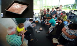 Fortbildung für ErzieherInnen, GrundschullehrerInnen und Multiplikatoren im Rahmen des internationalen Programms „Universe Awareness“ (UNAWE), das kleineren Kindern Astronomie nahebringt: HdA-Mitarbeiterin Natalie Fischer stellt mit den Kursteilnehmern in einem der HdA-Workshopräume mit einfachen Mitteln einen Meteroiteneinschlag nach: so kam der Mond zu seinen Kratern! Bild: HdA/M. Pössel