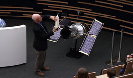 Veranstaltung für Grundschulkinder im Klaus Tschira-Auditorium des Hauses der Astronomie (zentraler Hörsaal im HdA, 100 Sitzplätze, digitale Planetariums-Projektionsanlage): ESA-Astronaut Dr. Claude Nicollier demonstriert mit einem Lego-Space Shuttle Einzelheiten eines seiner Weltraumflüge. Veranstaltung im Rahmen des „Space Day“ im Haus der Astronomie am 3.7.2013 in Kooperation mit dem XXVI Planetary Congress. Bild: HdA/M. Pössel