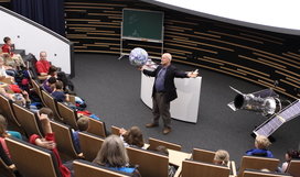 Veranstaltung für Grundschulkinder im Klaus Tschira-Auditorium des Hauses der Astronomie (zentraler Hörsaal im HdA, 100 Sitzplätze, digitale Planetariums-Projektionsanlage): ESA-Astronaut Dr. Claude Nicollier demonstriert mit Hilfe eines Erd-Wasserballs (EU-UNAWE) Größenverhältnisse rund um unseren Heimatplaneten. Veranstaltung im Rahmen des „Space Day“ im Haus der Astronomie am 3.7.2013 in Kooperation mit dem XXVI Planetary Congress Bild: HdA/M. Pössel