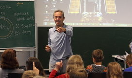 Veranstaltung für Grundschulkinder in einem der Workshopräume des Hauses der Astronomie: ESA-Astronaut Jean-François Clervoy erzählt von seiner Reparaturmission zum Weltraumteleskop Hubble. Veranstaltung im Rahmen des „Space Day“ im Haus der Astronomie am 3.7.2013 in Kooperation mit dem XXVI Planetary Congress. Bild: HdA/M. Pössel