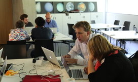 Teilnehmer der Konferenz „ .Astronomy 4 – Astronomy and New Media“ in einem der Workshopräume des Hauses der Astronomie im Juli 2012. Thema der Konferenz waren die Möglichkeiten, neue Medien für die astronomische Forschung und Wissensvermittlung zu nutzen. Bild: HdA/M. Pössel