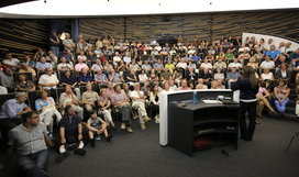 Im zentralen Hörsaal des Hauses der Astronomie, dem Klaus Tschira-Auditorium (100 Sitzplätze, digitale Planetariums-Projektionsanlage), finden regelmäßig gut besuchte Veranstaltungen für die allgemeine Öffentlichkeit statt – zum einen im Rahmen von Veranstaltungsreihen, zum anderen Sonderveranstaltungen wie diese Buchvorstellung der jungen Astronomin Anna Frebel (Massachussetts Institute of Technology) am 27.8.2012. Bild: HdA/M. Pössel