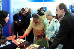 Experimente mit dem Infrarotkoffer. Vorne v.l.: Cecilia Scorza; die südafrikanische Wissenschaftsministerin Naledi Pandor; ihre deutsche Kollegin Annette Schavan; HdA-Leiter Markus Pössel