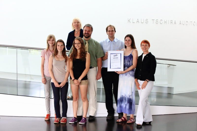 Prizegiving ceremony for the competition "Energy for Education" on July 19, 2013 at Haus der Astronomie. From the left: Katrin Geng and Hannah Fischer, participants of the 2013 astronomy course at JuniorAkademie Baden-Württemberg, student tutor Ronja Geppert, JuniorAkademie leaders Petra Zachmann (back) and Georg Wilke, Dominik Elsässer and Carolin Liefke as well as Angela Grether from the company GasVersorgung Süddeutschland.