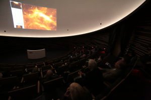 Am Vormittag des 5. Oktober konnte man die Beobachtungen am VLT über einen Livestream verfolgen, hier im Rahmen der Festveranstaltung am Haus der Astronomie.