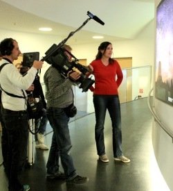 Das Kamerateam und Moderatorin Karen Markwardt bewundern eines der "The World At Night"-Fotos