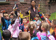Cecilia Scorza und eine Kindergruppe an der Landessternwarte. Bild: C. Scorza
