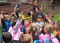 Cecilia Scorza und eine Kindergruppe an der Landessternwarte.
