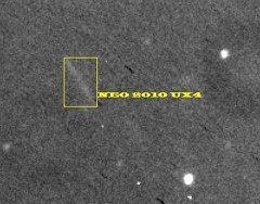 Das NEO 2010UX4 bewegt sich so schnell, dass es auf diesem Bildausschnitt nur als verschwommener Strich zu sehen ist. Zweitbeobachtung durch David Graser und Benjamin Schubert, Gymnasium Neckargemünd. Das NEO 2010UX4 bewegt sich so schnell, dass es auf diesem Bildausschnitt nur als verschwommener Strich zu sehen ist. Zweitbeobachtung durch David Graser und Benjamin Schubert, Gymnasium Neckargemünd.