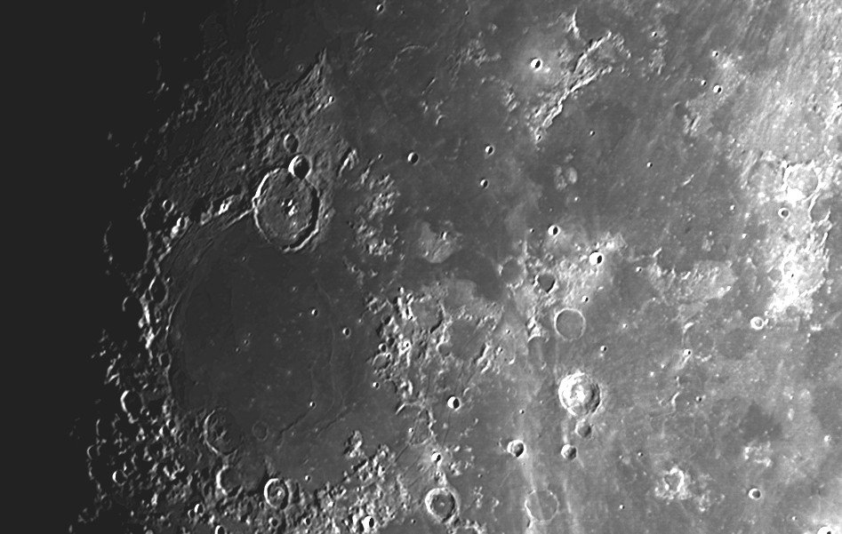 Oberflächendetails auf dem Mond, aufgenommen im Lucky-Imaging-Verfahren.