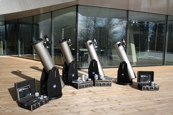 Vier Dobson-teleskope mit Zubehörkoffern auf der Terrasse des Haueses der Astronomie Vier Dobson-teleskope mit Zubehörkoffern auf der Terrasse des Haueses der Astronomie