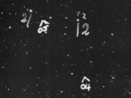 Historische Scharzweißaufnahme des Sternhimmels, mit einem Stift sind mehrere Objekte markiert