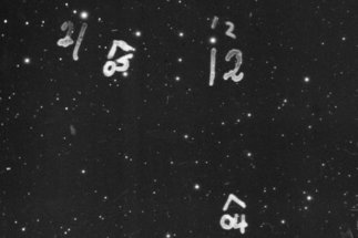 Historische Scharzweißaufnahme des Sternhimmels, mit einem Stift sind mehrere Objekte markiert